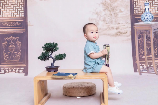 漳州宝宝边吃奶边挣扎烦躁